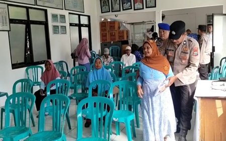 Tuai Pujian, Aksi Humanis Polsek Geneng Bantu Lansia yang Antri Terima PKH Plus di Ngawi