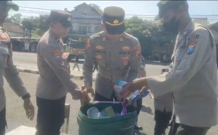 Salut, Personel Polres Blitar Bersihkan Sampah Usai Layanan Pengamanan Aksi Unjuk Rasa
