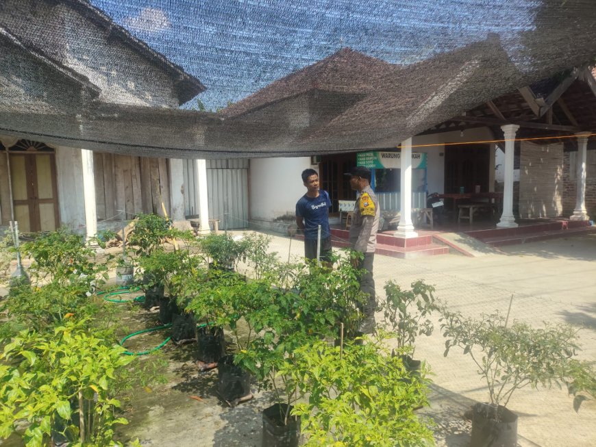 Bhabinkamtibmas Desa Klorogan Ajak Warga Manfaatkan Lahan Produktif untuk Mendukung Ketahanan Pangan
