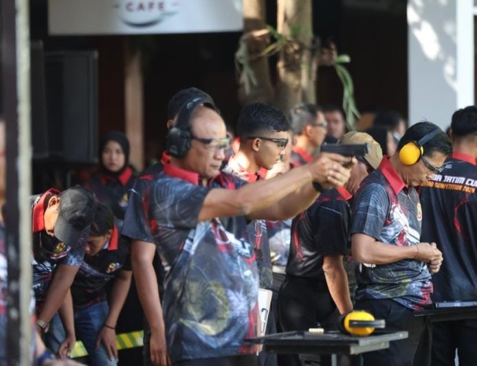 Buka Lomba Menembak Kapolda Jatim Cup 2026, Irjen Pol Nanang Avianto Tekankan Profesionalisme Penggunaan Senjata Api