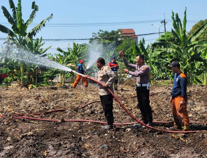 Hadapi Kemarau, Polres Pelabuhan Tanjungperak Siram Lahan Jagung Ketahanan Pangan