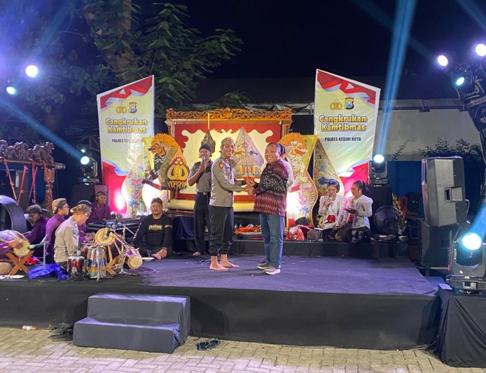 Gelar Wayang Cangkrukan, Polres Kediri Kota Edukasi Kamtibmas Lewat Seni Budaya
