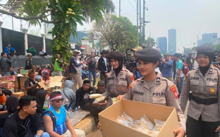 Polwan Sapa Pejuang Aspirasi, Bagikan Makanan dan Minuman di DPR