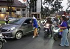 Polresta Malang Kota dan Aremania Bagikan 39 Mawar, Tebar Pesan Damai Jelang HUT Arema FC