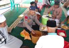 Usai Salat Jumat, Dansatgas SAR Brimob Makan Bersama Warga Terdampak Gempa di Reo