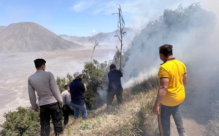 Karhutla Bromo: Api Mengarah ke Ngadisari, Polres Probolinggo Gerak Cepat Padamkan Api di Blok Seruni