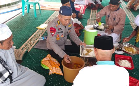 Usai Salat Jumat, Dansatgas SAR Brimob Makan Bersama Warga Terdampak Gempa di Reo