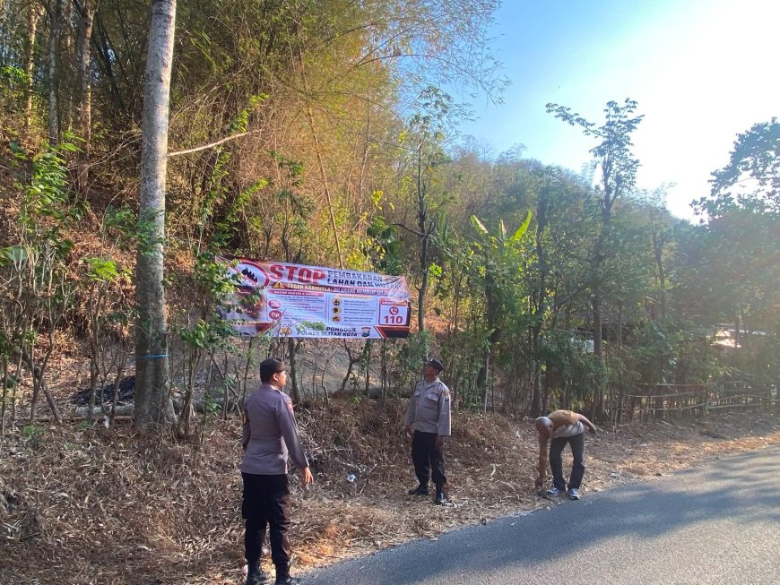 Polres Blitar Kota Edukasi Warga dan Pasang Banner Cegah Karhutla di Lereng Gunung Pegat