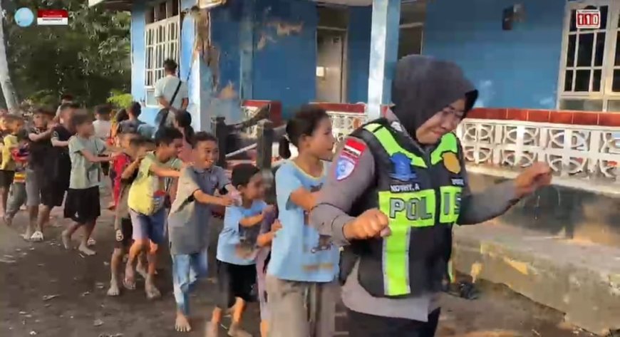 Polri Berikan Trauma Healing bagi Anak-Anak Terdampak Gempa Bumi di Ende