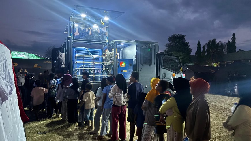 Hadirnya Kendaraan Watergen Brimob, Pelepas Dahaga Warga Pengungsian di Manggarai