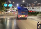 Brimob Polda Metro Jaya Semprot Jalan dan Bagikan Masker Antisipasi Abu Vulkanik Anak Krakatau*