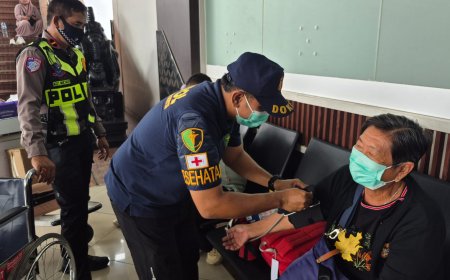 *Polresta Bandara Soetta Beri Layanan Kesehatan dan Masker Gratis untuk Penumpang Pesawat yang Tertunda Akibat Erupsi Anak Krakatau*