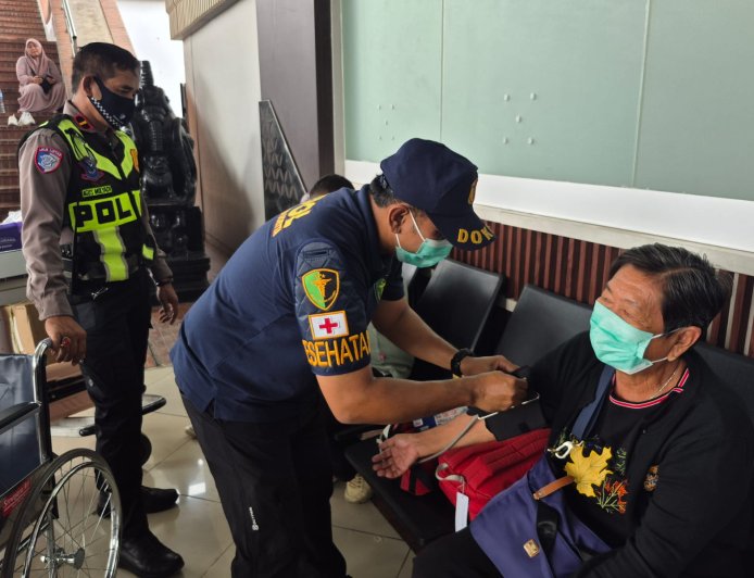 *Polresta Bandara Soetta Beri Layanan Kesehatan dan Masker Gratis untuk Penumpang Pesawat yang Tertunda Akibat Erupsi Anak Krakatau*