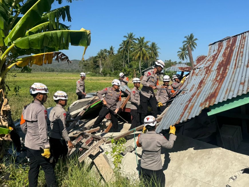 Kehadiran Brimob Ringankan Beban Warga, Rumah Terdampak Bencana Dibongkar*