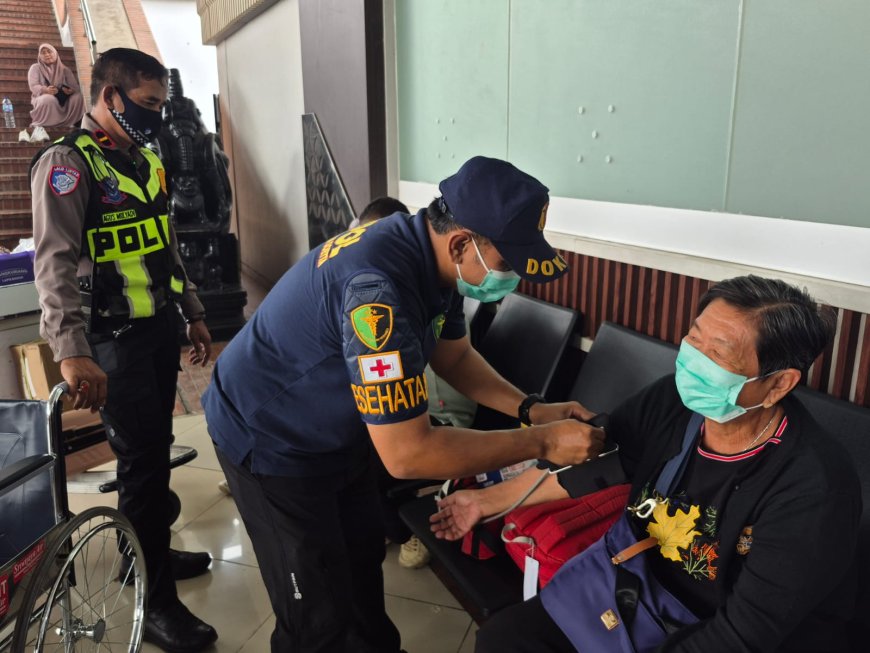 *Polresta Bandara Soetta Beri Layanan Kesehatan dan Masker Gratis untuk Penumpang Pesawat yang Tertunda Akibat Erupsi Anak Krakatau*