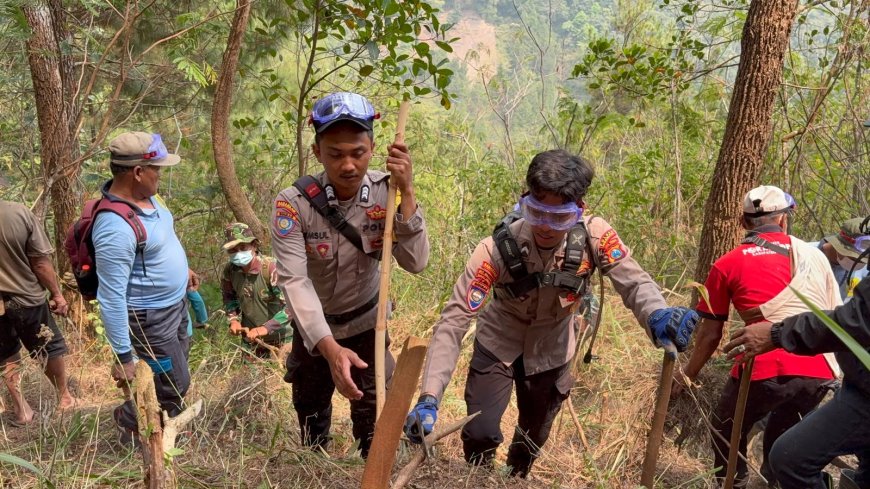 Gerak Cepat Polres Nganjuk dan Tim Gabungan Jinakkan Api, Karhutla di Gunung Wilis Padam