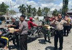 Aksi Humanis Polres Bondowoso, Berbagi Air Minum Gratis untuk Warga Antre di SPBU