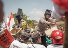 Polwan Polres Blitar Berikan Pelayanan Humanis, Berbagi Air hingga Bersihkan Sampah Bersama Massa Aksi