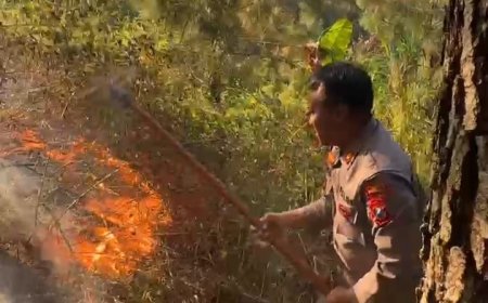 Polres Magetan Bersama Tim Gabungan Tangani Karhutla di Panekan Lereng Gunung Lawu