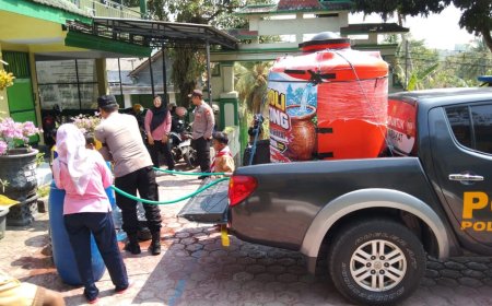 Patroli Gentong Polres Trenggalek Salurkan Air Bersih untuk Sekolah dan Tempat Ibadah