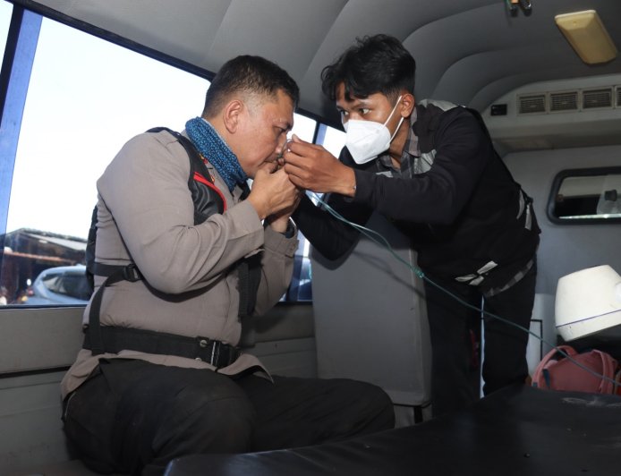 Polres Malang Libatkan Tim Dokkes, Menjaga Napas Para Penjinak Api Karhutla di Lereng Bromo