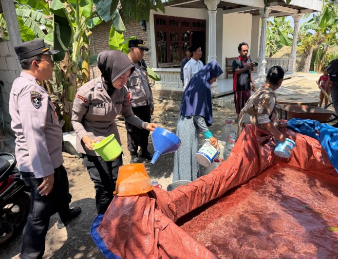 Tanggap Darurat Kekeringan, Polres Bojonegoro Pasok Air Bersih ke Kecamatan Dander