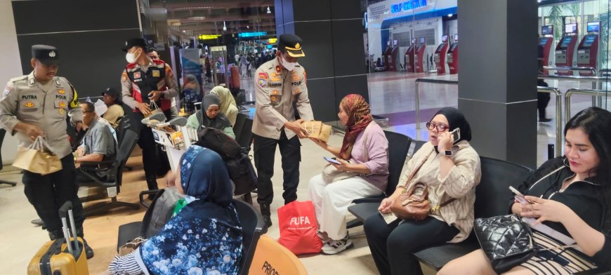 Polresta Bandara Soetta bersama Otoritas Bandara Berbagi Snack dan Minuman Gratis di Terminal 2
