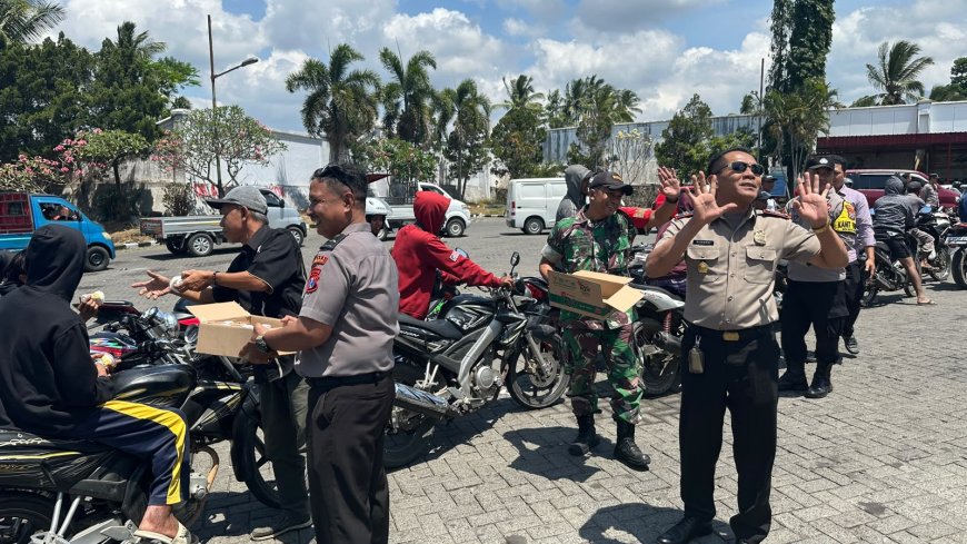 Aksi Humanis Polres Bondowoso, Berbagi Air Minum Gratis untuk Warga Antre di SPBU