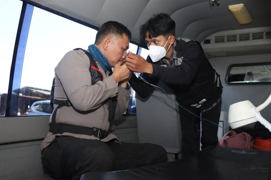 Polres Malang Libatkan Tim Dokkes, Menjaga Napas Para Penjinak Api Karhutla di Lereng Bromo