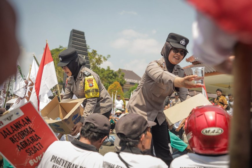 Polwan Polres Blitar Berikan Pelayanan Humanis, Berbagi Air hingga Bersihkan Sampah Bersama Massa Aksi