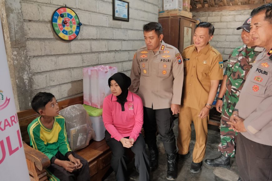 Polres Kediri Sambangi Marfel, Bocah Kelas 5 SD yang Berjuang Rawat Ibunya
