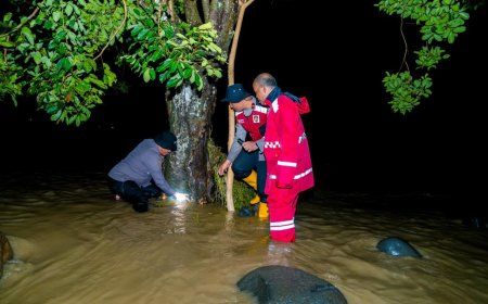 Respons Cepat Tangani Banjir Padang, Polri Kerahkan Personel dan Dirikan Posko Kesehatan