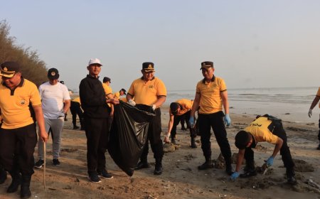 Green Policing : Polresta Tuban Bersihkan Sampah dan Tanam 200 Cemara di Pantai Jenu