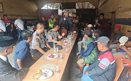 Cangkrukan Kamtibmas, Kapolres Pelabuhan Tanjung Perak Serap Aspirasi Pekerja Pasar Pabean