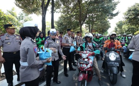 Jumat Berkah, Polda Jatim Salurkan 600 Paket Sembako untuk Pengemudi Ojol