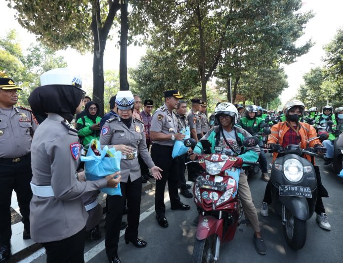 Jumat Berkah, Polda Jatim Salurkan 600 Paket Sembako untuk Pengemudi Ojol