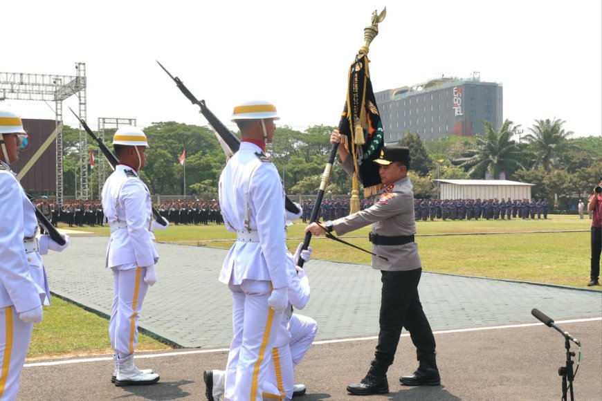 Simbol Estafet Kepemimpinan, Pataka "Bhayangkara Satya Abhiyukta" Diserahkan kepada Irjen Pol Dekananto